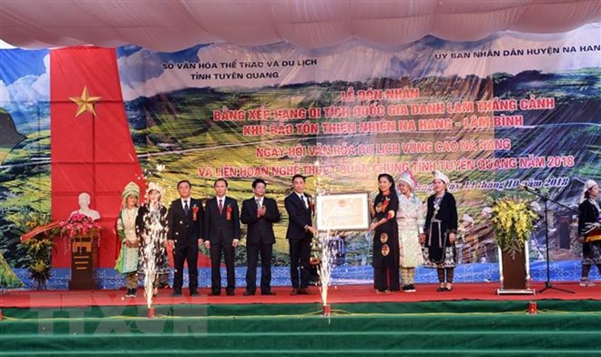 Đại diện lãnh đạo tỉnh Tuyên Quang đón nhận Bằng xếp hạng Di tích Quốc gia danh lam thắng cảnh Khu bảo tồn thiên nhiên Na Hang-Lâm Bình.